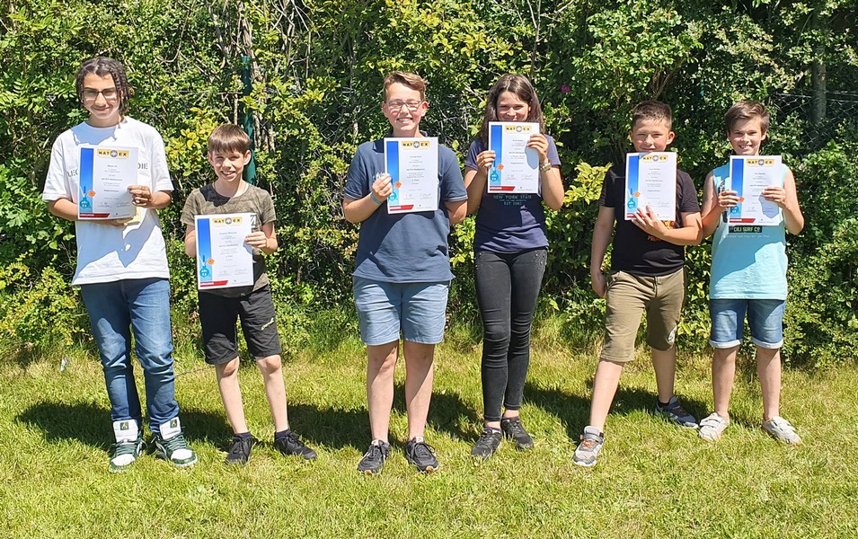 Auf dem Bild zu sehen sind Malek, Rasmus, Leentje, Svea, Luca und Tim (von links nach rechts), die stolz ihre Teilnehmer- und zwei Siegerurkunden zeigen.